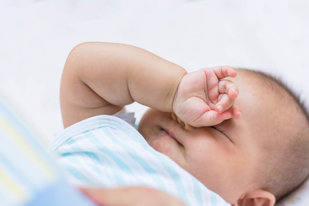 Cara Membersihkan Mata Bayi Yang Lengket