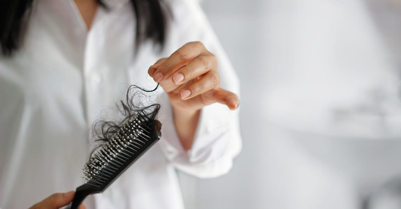 Cara Mengatasi Rambut Rontok Pada Wanita
