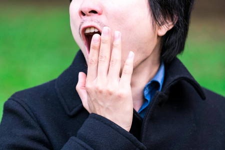 Cara Tuntas Mengatasi Bau Mulut Yang Mengganggu