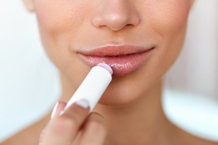 15 Cara Alami Menghilangkan Bibir Hitam Paling Ampuh