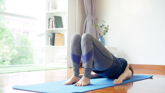 Pakai 5 Benda Ini untuk Melakukan Yoga di Rumah