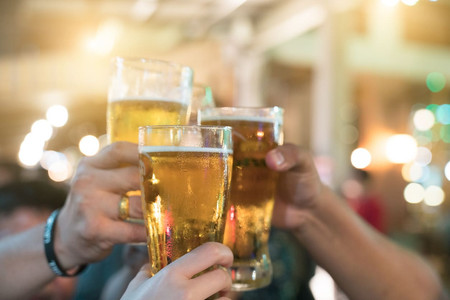 Terlalu Banyak Alkohol di Usia Paruh Baya Meningkatkan Risiko Stroke