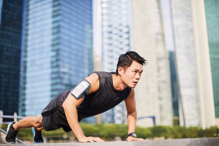 6 Cara Membesarkan Otot Lengan Tanpa Harus ke Gym