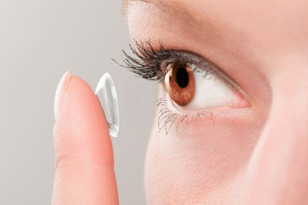 Kenali Infeksi Mata Akibat Penggunaan Lensa Kontak
