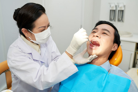 Apa Bedanya Dokter Gigi dan Ortodontis? Cek di Sini! 