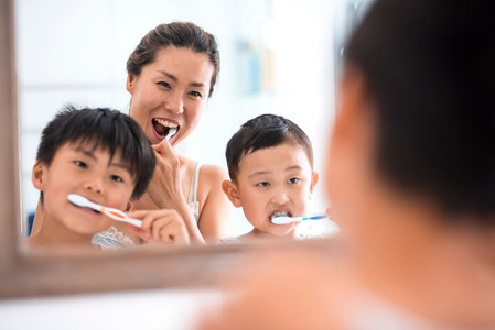 Kiat-Kiat Mencegah Gigi Berlubang Pada Anak
