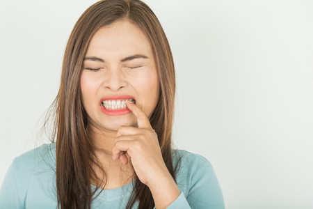 5 Kunci Penting Mengatasi Gigi Ngilu dan Sensitif