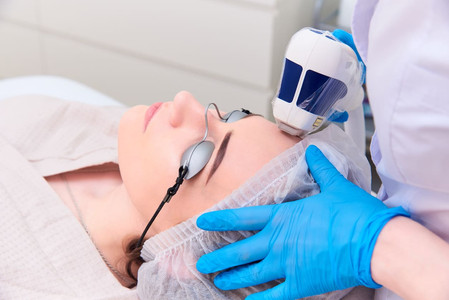 5 Metode Perawatan Wajah yang Umum Dilakukan di Dokter atau Klinik Kecantikan