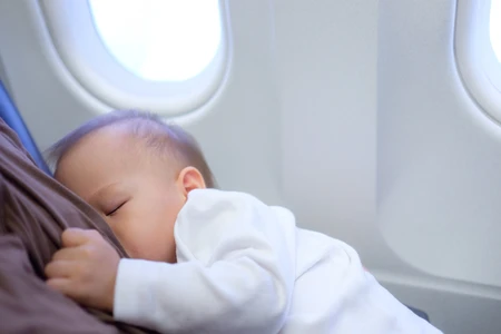 Umur Berapa Bayi Boleh Naik Pesawat?
