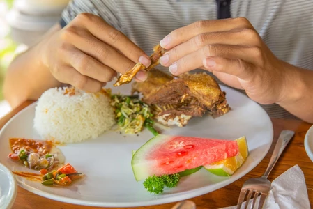 6 Manfaat Makan Pakai Tangan Tanpa Sendok