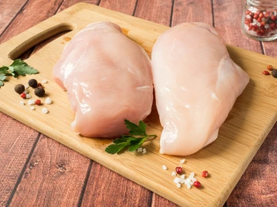 4 Bahaya Makan Daging Ayam Belum Matang (Plus Ciri-Cirinya)