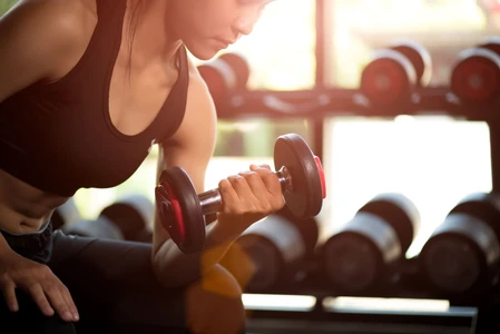 Ragam Pilihan Latihan Otot Pakai Dumbbell bagi Wanita