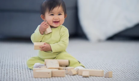 Umur Berapa Bayi Bisa Duduk? Ini Tips Agar Cepat Bisa