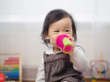 Kapan Bayi Boleh Minum Air Putih? dan Berapa Banyak?