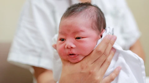 Cara Menyendawakan Bayi Dengan 5 Metode Mudah