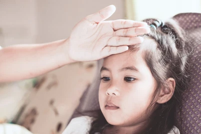 9 Cara Ampuh Mengatasi Anak Panas di Malam Hari