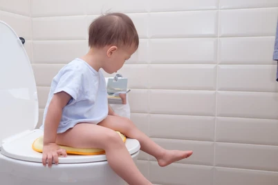 BAB Bayi Berlendir dan Berdarah? Ini 6 Kemungkinan Penyebabnya