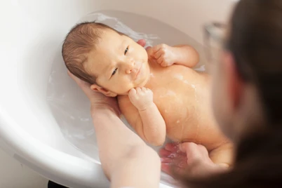 Memandikan Bayi: Berapa Suhu Air yang Ideal?