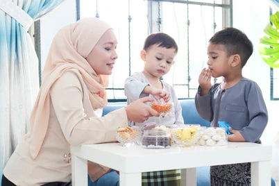 Jangan Panik! Begini Trik Menenangkan Anak Rewel Saat Lebaran