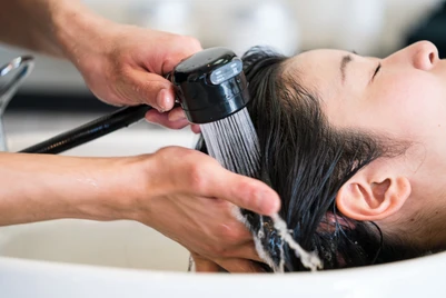Ini Bedanya Manfaat Creambath, Hair Mask, dan Hair Spa