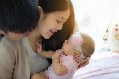 Panduan Lengkap Menggendong Bayi yang Benar dan Aman