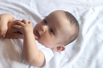 Bayi Demam, Benarkah Pertanda Akan Tumbuh Gigi?
