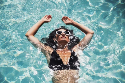 Suka Berenang? Perhatikan Bahaya Klorin di Air Kolam Renang
