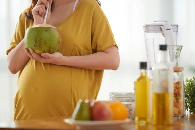 Manfaat Air Kelapa untuk Ibu Hamil, Amankah Dikonsumsi?