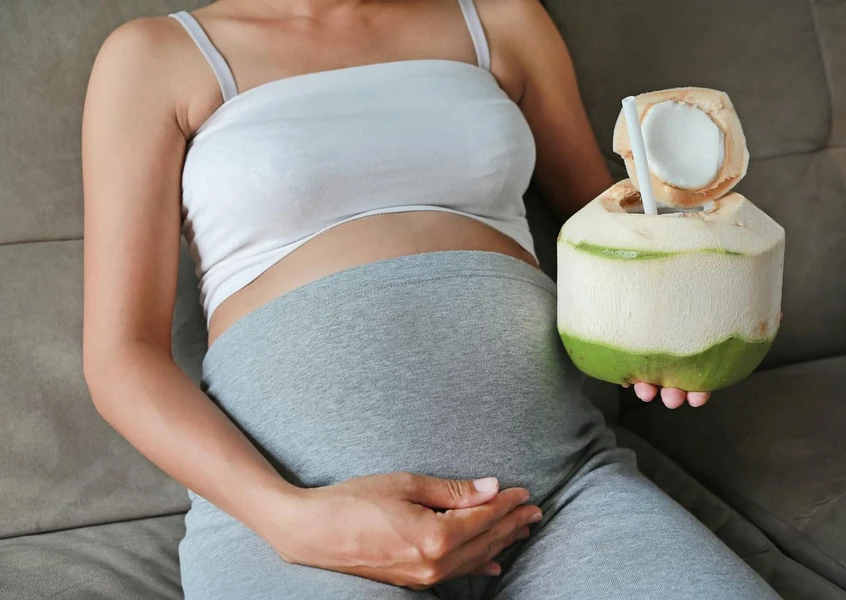 Manfaat Air Kelapa Muda Bagi Ibu Hamil Muda & Hamil Tua