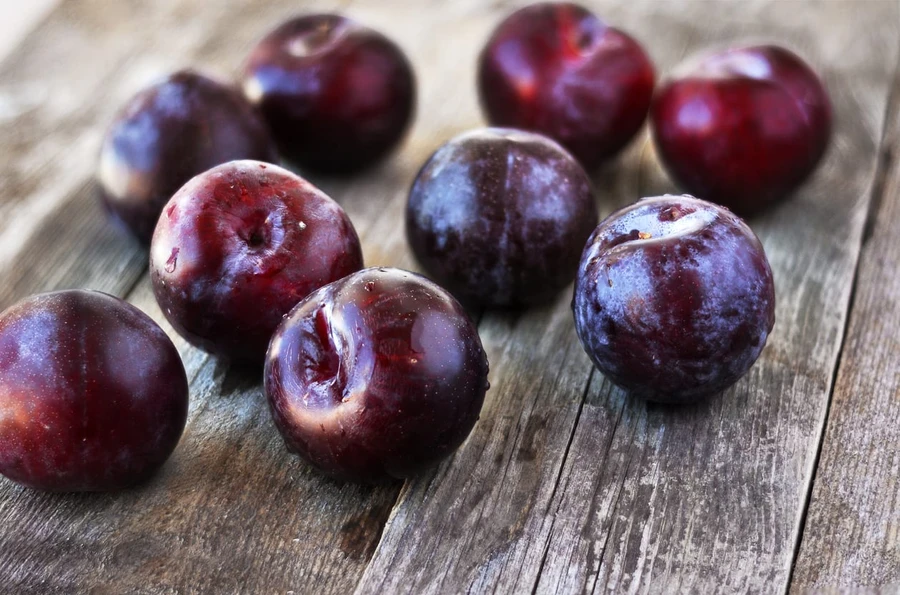 Cara Sehat dan Unik Memakan Buah Plum