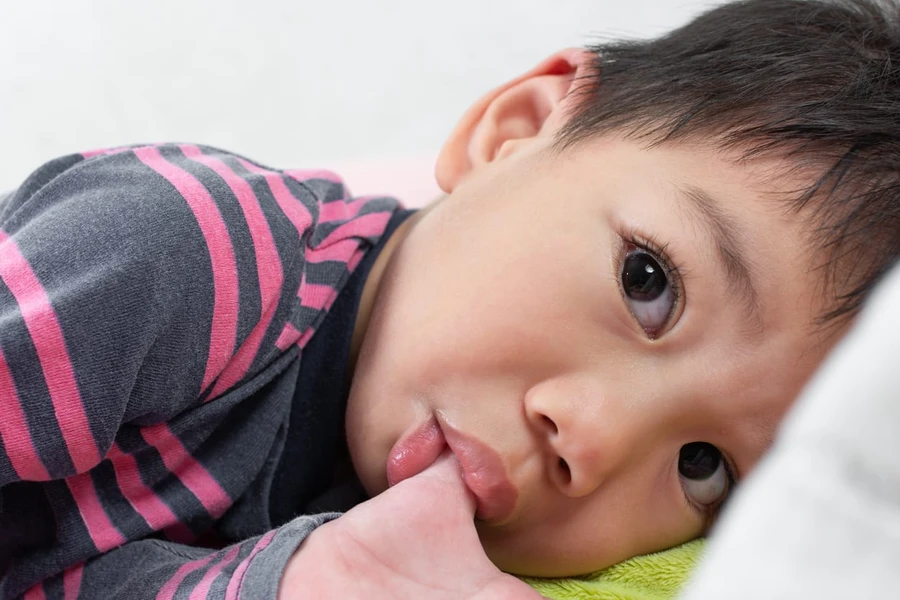Empeng Versus Isap Jempol, Mana yang Lebih Baik untuk Si Kecil