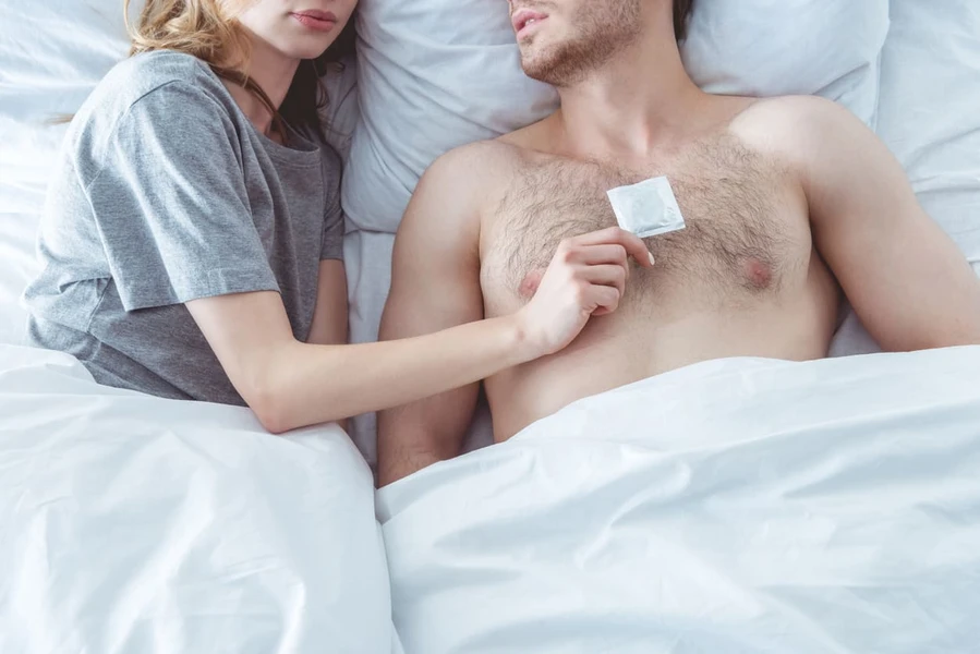 Kapan Waktu yang Tepat Menarik Penis Keluar Ketika Bercinta Menggunakan Kondom?