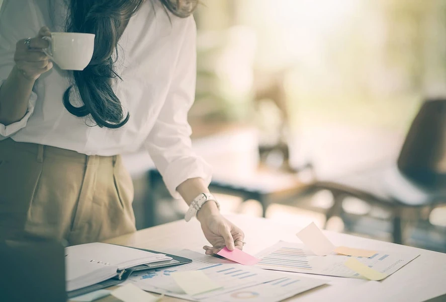 Gunakan Standing Desk agar Duduk Tidak Terlalu Lama