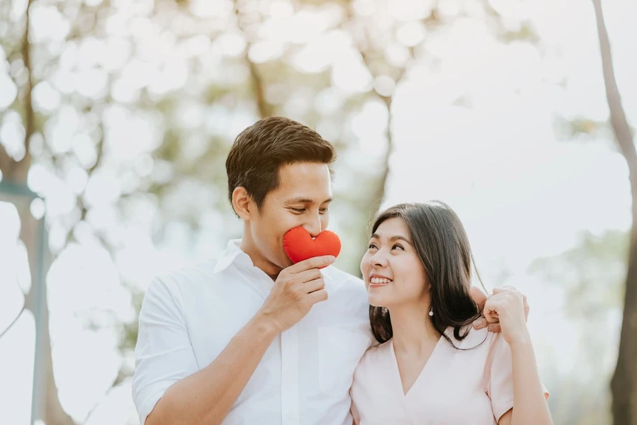 Menurut Ilmu Sains, Orang yang Jatuh Cinta Mengalami 8 Tahapan Ini