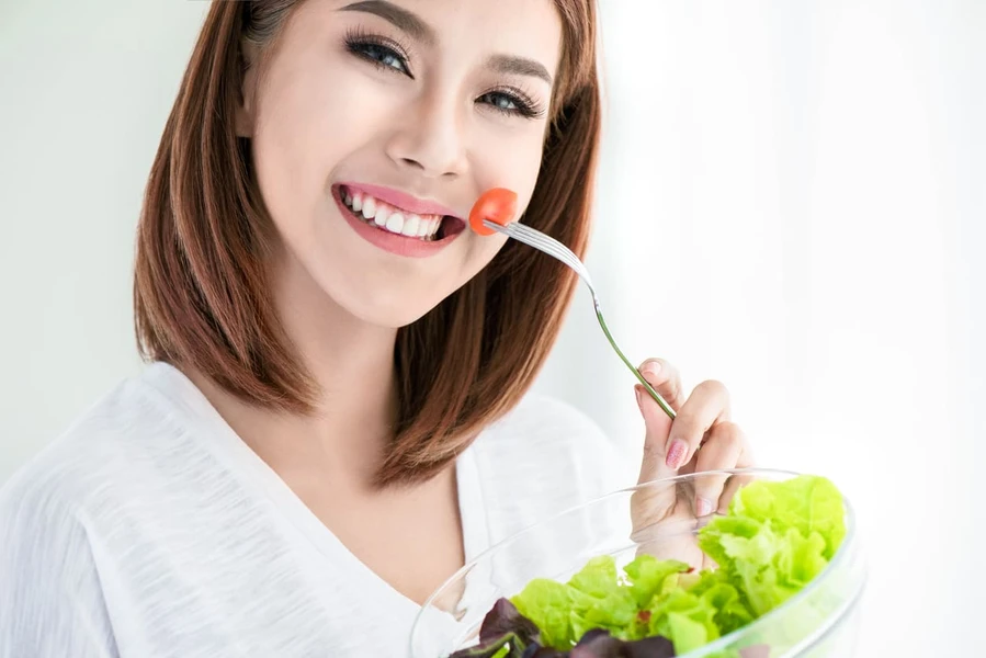 Tips Diet Kenyang Ala Dewi Hughes   