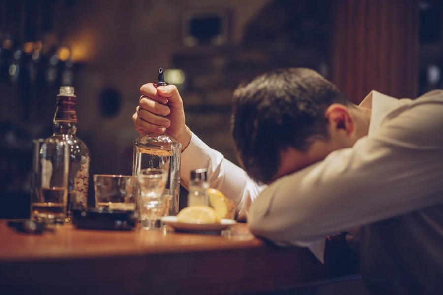 Mengalami Hangover Setelah Pesta? Atasi dengan 8 Cara Ini