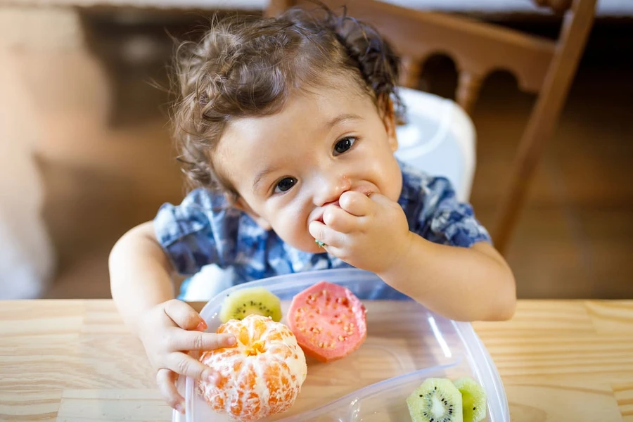 Kapan Anak Mulai Mengemut Makanan