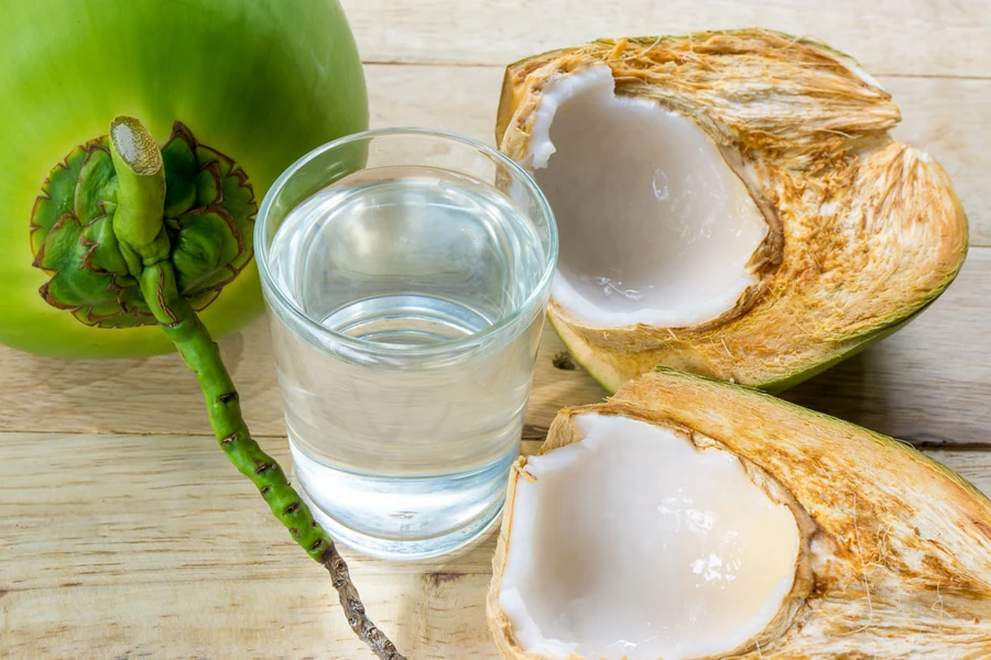 Air Kelapa Memang Sehat, Tapi Bahaya Jika Diminum Terlalu Banyak