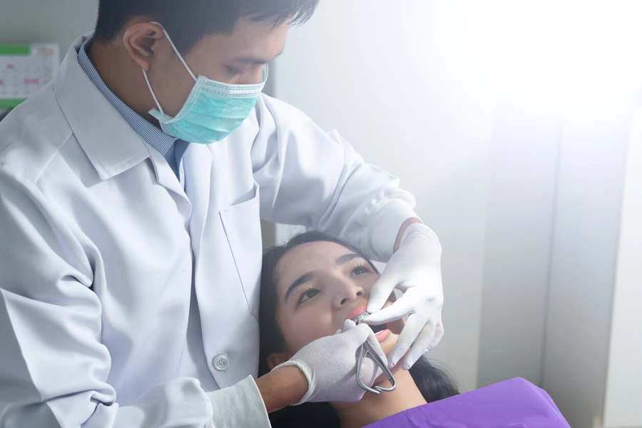 Beginilah Proses Pemasangan Behel Alias Kawat Gigi