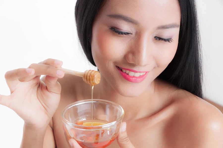 Ini Dia Hebatnya Manfaat Masker Madu Untuk Wajah dan Tubuh 