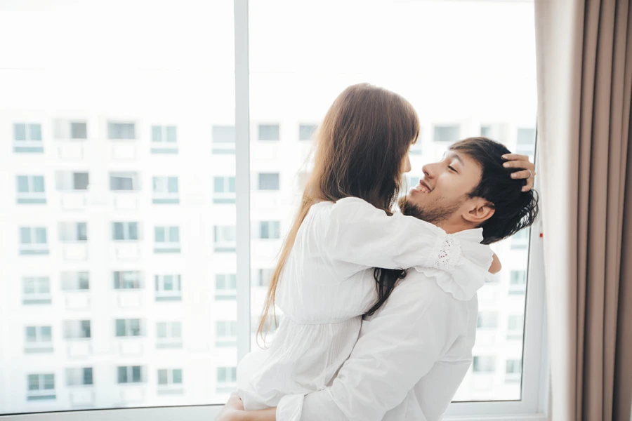 5 Posisi Bercinta Paling Intim dan Panas Tanpa Harus Buka Baju