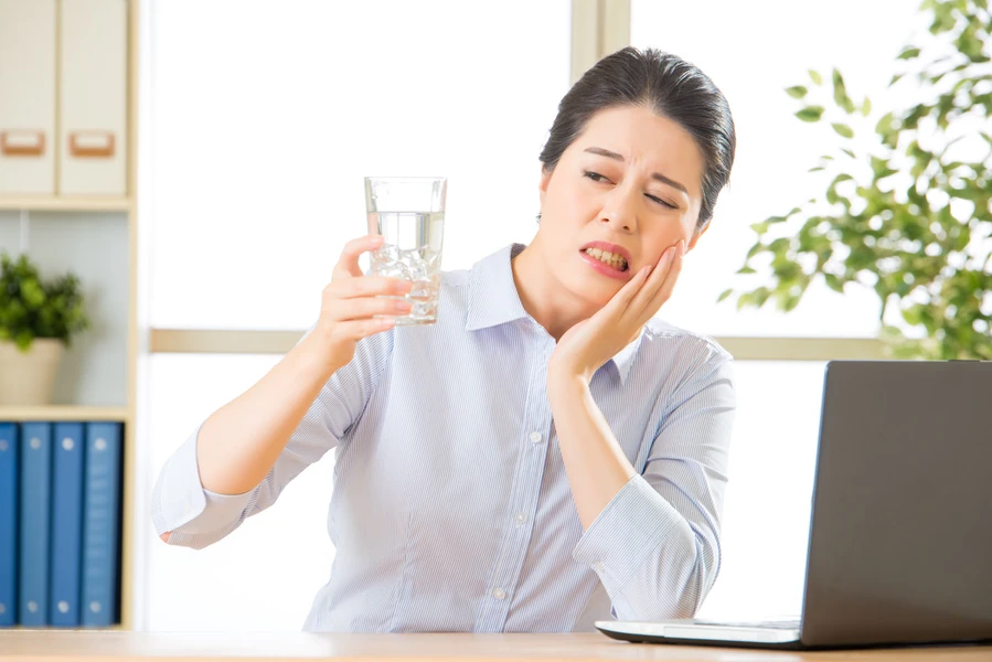 5 Langkah Mudah Meredakan Gigi Ngilu yang Menyiksa
