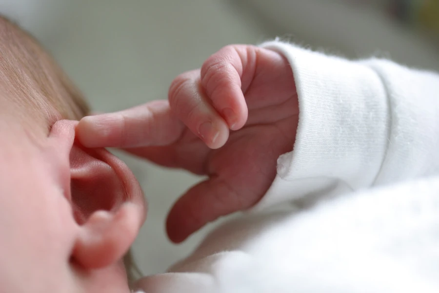 Cara Membersihkan Telinga Bayi