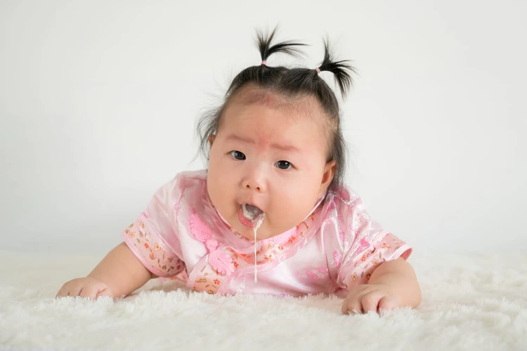 Penyebab Bayi Muntah dan Cara Mengatasinya