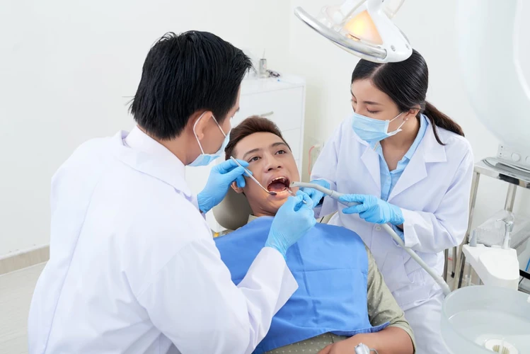 Perawatan Gigi Berlubang: Tambal Gigi atau Cabut Gigi?