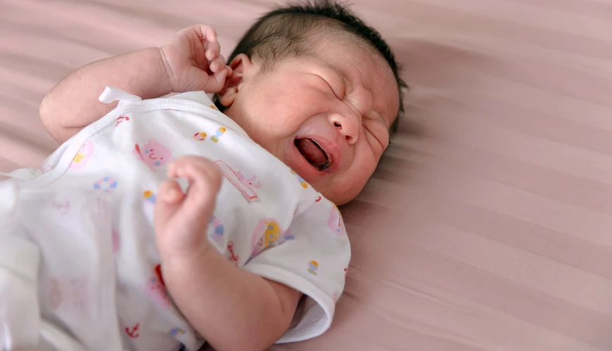 Penyebab Bayi Menangis dan Rewel Beserta Solusinya
