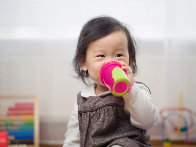 Kapan Bayi Boleh Minum Air Putih? dan Berapa Banyak?
