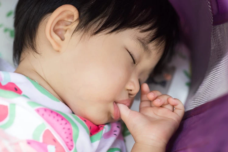 Efek Buruk Bayi Menghisap Jempol dan Cara Menghentikannya