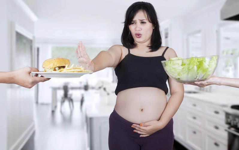 Bahaya Makan Junk Food Bagi Ibu Hamil dan Janin