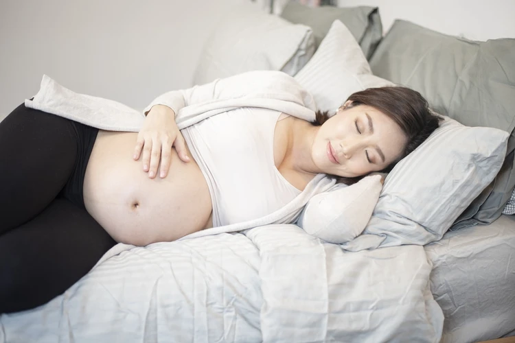 Posisi Tidur Ibu Hamil 6 Bulan, yang Dianjurkan dan Dilarang